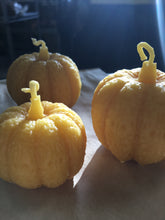 Load image into Gallery viewer, Beeswax Pumpkin Candles - small and medium