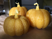 Load image into Gallery viewer, Beeswax Pumpkin Candles 